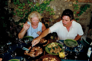 Luc en Annie in Spanje aan het tafelen